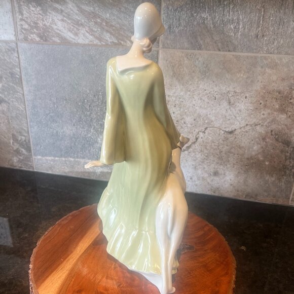 Royal Doulton 'Strolling' Hand Made & Hand Painted 14-inch Porcelain Figurine! - Picture 6 of 16